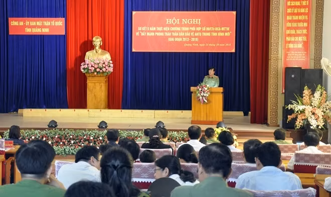 Thiếu tướng Lương Ngọc Dương, Phó Cục trưởng Cục Xây dựng phong trào toàn dân BVANTQ phát biểu tại hội nghị