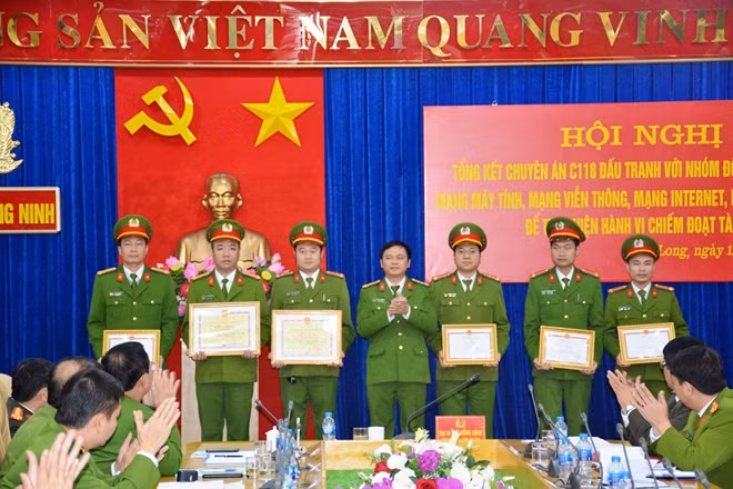 Công an tỉnh Quảng Ninh trao thưởng cho tập thể, cá nhân đạt thành tích trong công tác đấu tranh với tội phạm công nghệ cao