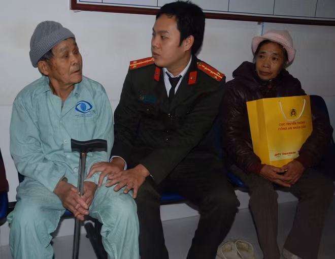 Cán bộ Cục Truyền thông CAND trò chuyện với người bệnh
