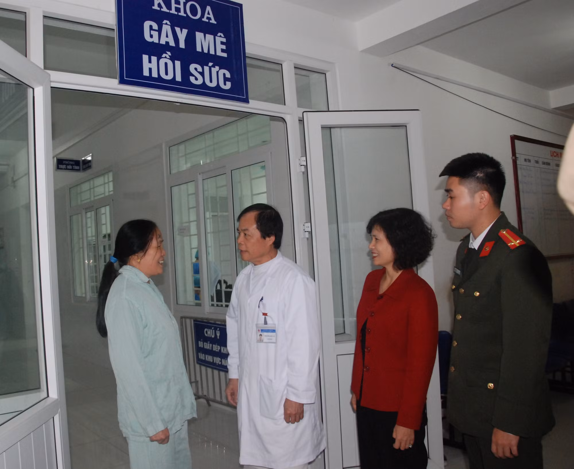 Trưởng Ban Tuyên giáo Trung ương tặng quà gia đình chính sách ở khu cứ địa cách mạng ảnh 3