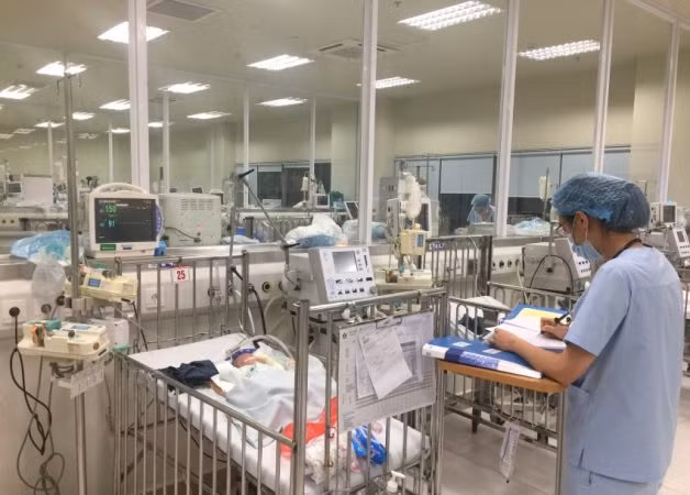 Cháu M khi được điều trị tại Khoa điều trị tích cực