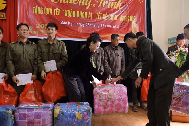 Các nhà tài trợ trao quà cho các Công an viên và Công an hưu trí