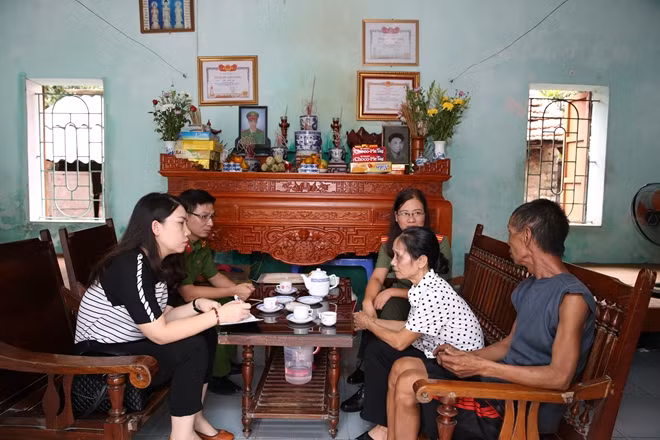 Đoàn công tác thăm hỏi, trò chuyện với gia đình Thiếu úy Bùi Minh Quý