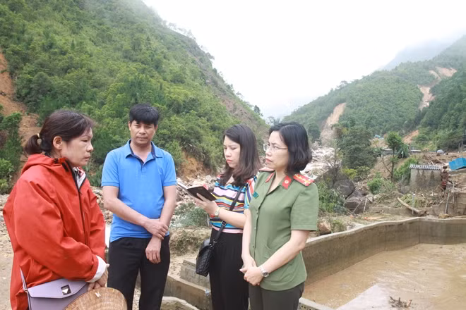 Đại diện Báo CAND và Ngân hàng Agribank Việt Nam thăm hỏi chị Vũ Thị Mai Phương