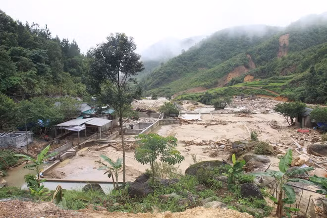 Cảnh tan hoang sau cơn lũ.