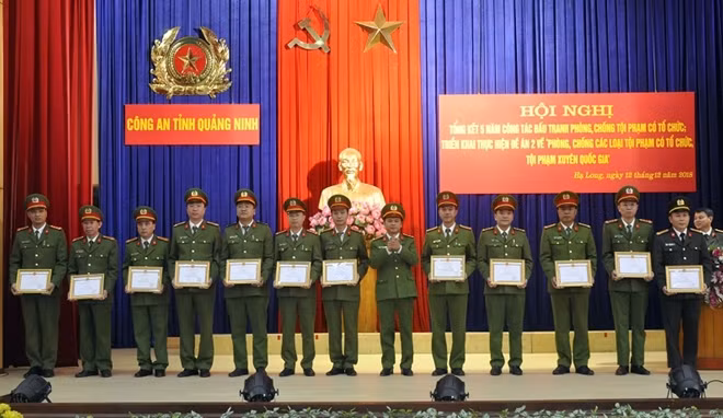 Đại tá Phạm Văn Tám, Phó Cục trưởng Cục Cảnh sát hình sự trao bằng khen của Bộ Công an cho các tập thể