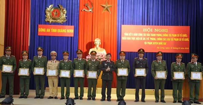 Đại tá Đỗ Văn Lực, Giám đốc Công an tỉnh Quảng Ninh trao giấy khen cho các tập thể