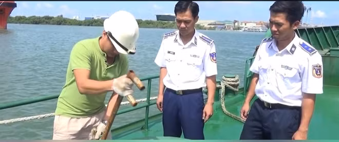 Đang cậy nắp bồn chứa xăng để kiểm tra