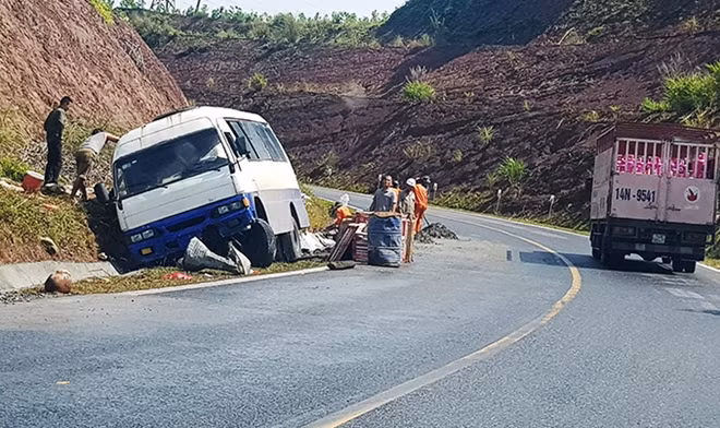 Xe tải thùng kín phóng nhanh mất lái lao xuống hệ thống thoát nước ven đường QL18