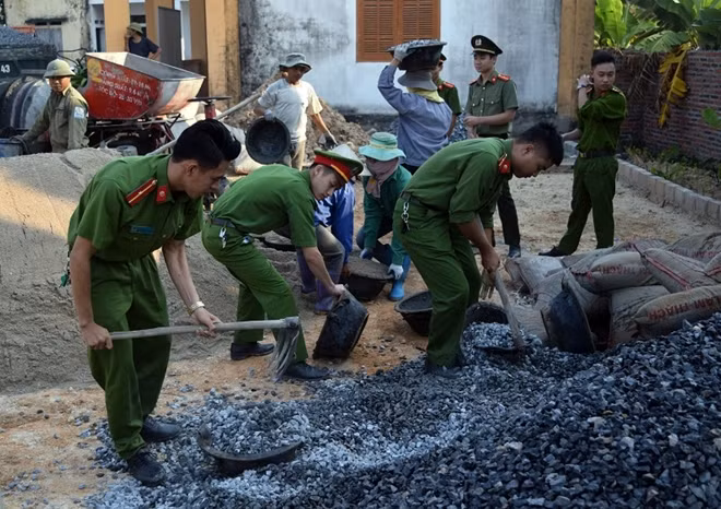 CBCS Công an thị xã Đông Triều giúp dân làm sân Nhà văn hóa thôn Trại An (Ảnh: Văn Anh)