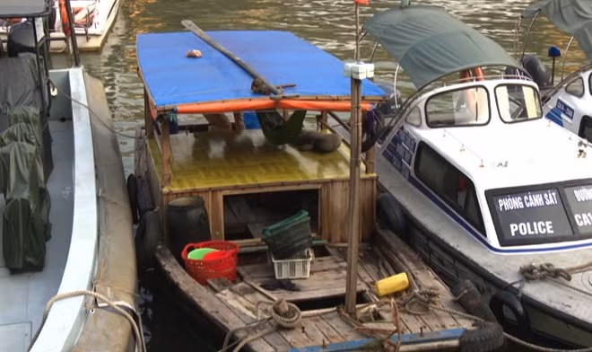 Bắt quả tang phương tiện vi phạm (ảnh giữa) đang tiếp cận tàu du lịch để bán hàng