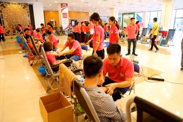 Đông đảo các bạn trẻ hiến máu cứu người
