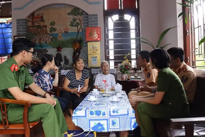 Đoàn viên, Hội Phụ nữ Phòng Cảnh sát quản lý Hành chính thăm, tặng quà gia đình chinhs ách