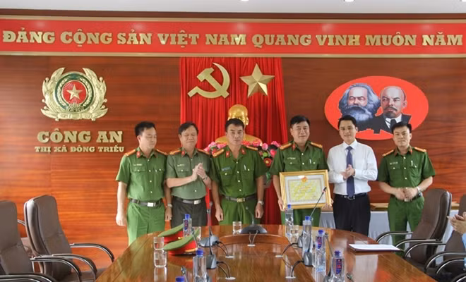 Lãnh đạo UBND thị xã Đông Triều khen thưởng lực lượng phá án