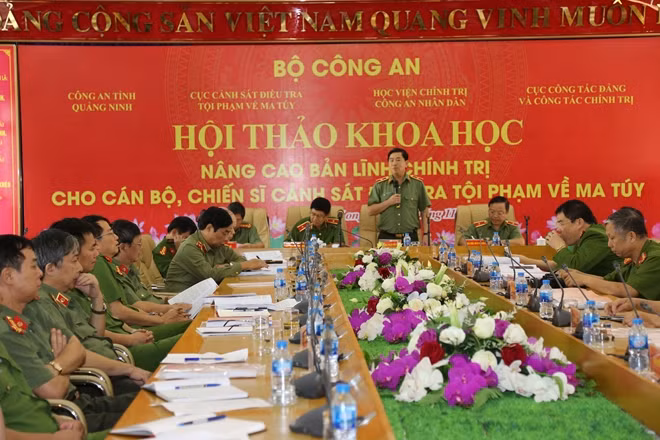 Đại diện lãnh đạo Học viện Chính trị CAND điều hành hội thảo