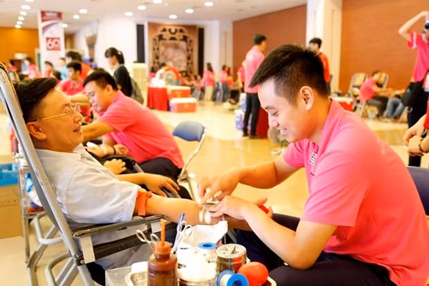 Người dân đến hiến máu ở Youthu Day