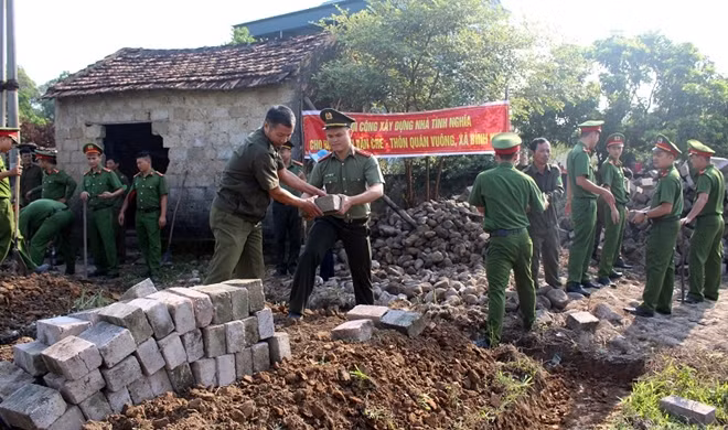 CBCS Công an thị xã Đông Triều đang xây nhà cho gia đình ông Chè