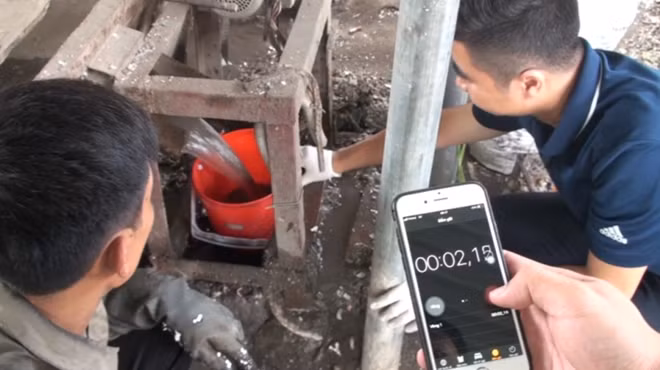 Cơ quan chức năng lấy mẫu đi giám định