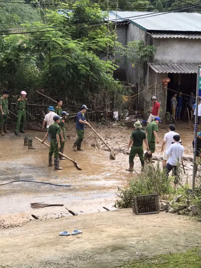 Ngày đêm ở địa bàn khắc phục hậu quả sau lũ giúp dân