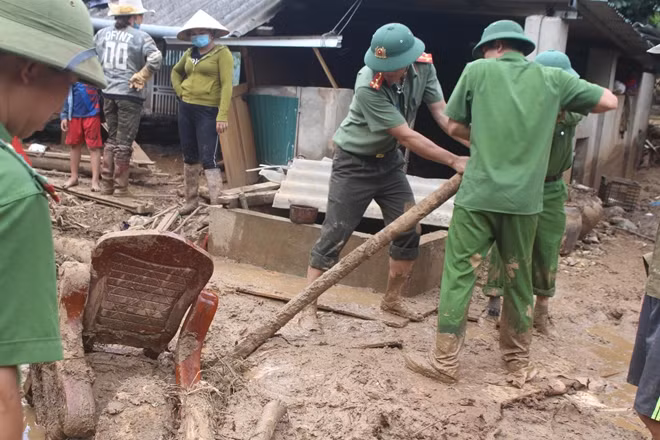 Công an huyện Mường Lát giúp dân thu dọn bùn đất