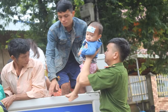Đưa trẻ em ra khỏi vùng lũ