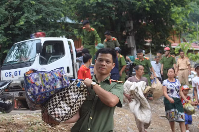 Vận chuyển tài sản cho dân tránh lũ