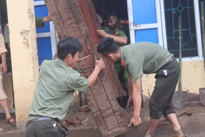 Di chuyển tài sản giúp dân ra nơi an toàn
