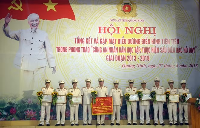 Lãnh đạo Công an tỉnh tặng cờ, bằng khen của Bộ Công an cho các tập thể, cá nhân