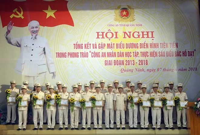 Các tập thể và cá nhân nhận giấy khen