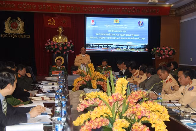 Thiếu tướng Trần Quốc Trung, Phó Cục trưởng Cục CSGT phát biểu tại hội thảo
