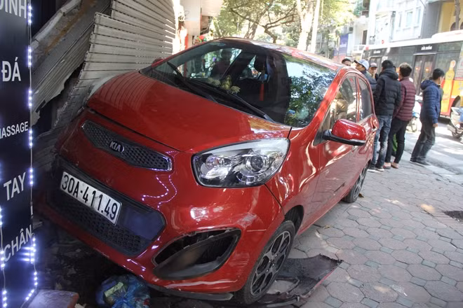 Chiếc Kia mornig lao lên vỉa hè đâm vào số nhà 94 Lê Duẩn