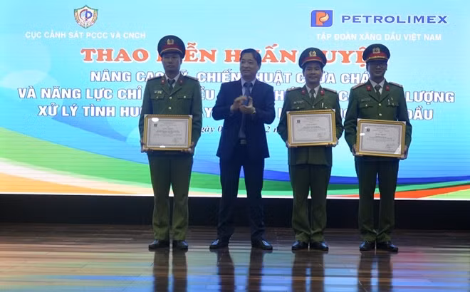 Ông Nguyễn Văn Sự, Phó Tổng giám đốc Tập đoàn xăng dầu Việt Nam khen thưởng các tập thể