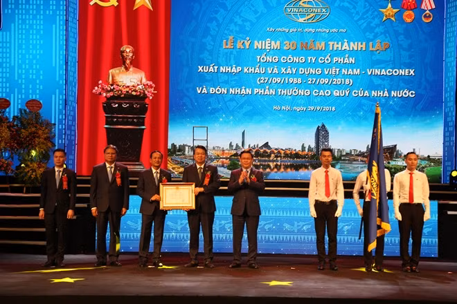 Phó Thủ tướng Chính phủ trao Huân chương Lao động hạng Ba cho tập thể lãnh đạo Tổng công ty Vinaconex