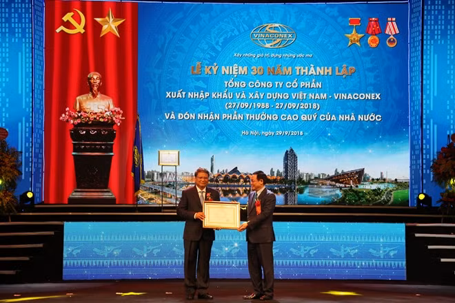 Phó Thủ tướng Vương Đình Huệ trao Huân chương Lao động hạng Nhất cho ông Nguyễn Ngọc Điệp, Phó Tổng Giám đốc Tổng công ty CP Vinaconex