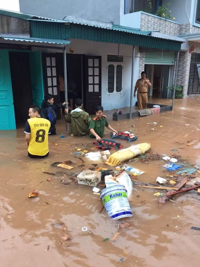 Công an huyện Tiên Yên giúp dân chạy lũ