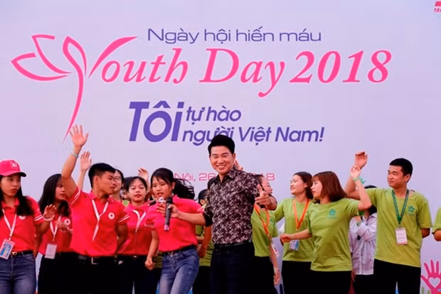 Ca sĩ Việt Tú và các tình nguyện viên khuấy động sân khấu Youth Day