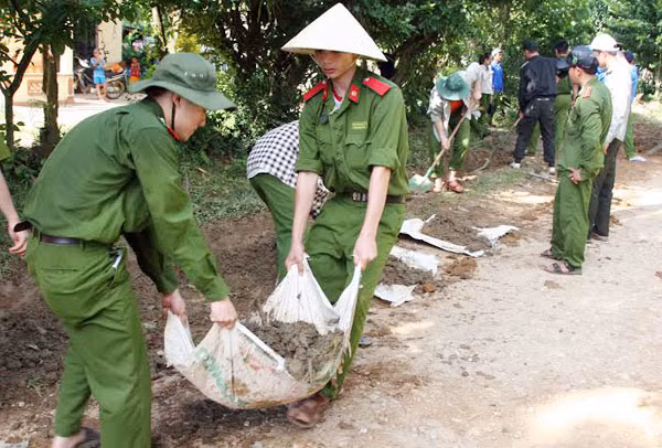 Đoàn viên thanh niên Học viện CSND giúp nhân dân cải tạo đường sá nông thôn.