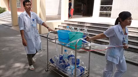 Các Y Bác sĩ cũng phải đi lấy nước từ bể chứa nước.