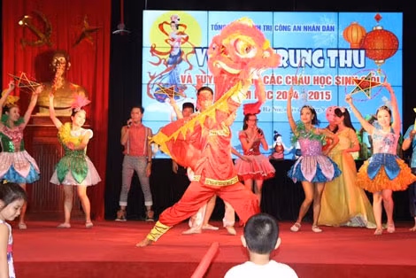 Màn múa sư tử cũng không kém phần vui nhộn.