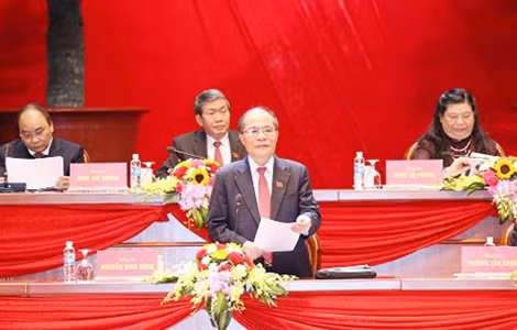 Đồng chí Nguyễn Sinh Hùng, Ủy viên Bộ Chính trị, Chủ tịch Quốc hội thay mặt Đoàn Chủ tịch điều hành phiên họp.