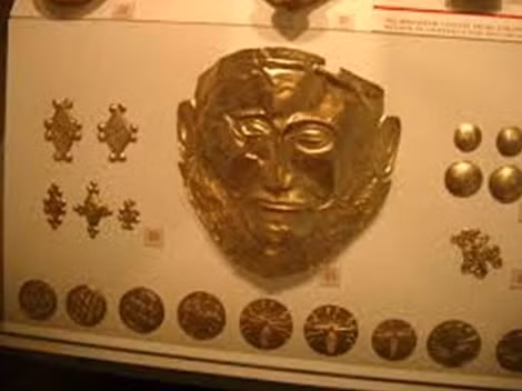 Mặt nạ của Agamemnon thuộc bộ sưu tập Troy, trưng bày tại Bảo tàng Khảo cổ học Quốc gia Hy Lạp.