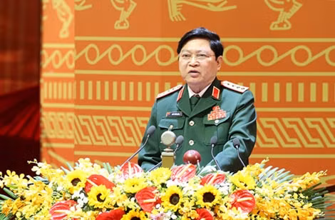 Đại tướng Ngô Xuân Lịch, Bí thư Trung ương Đảng, Ủy viên Thường vụ Quân ủy Trung ương, Chủ nhiệm Tổng cục Chính trị Quân đội nhân dân Việt Nam trình bày tham luận "Quân đội nhân dân Việt Nam tiếp tục phát huy vai trò nòng cốt trong sự nghiệp tăng cường quốc phòng, bảo vệ Tổ quốc.