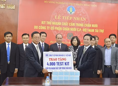 Đại diện Công ty CP Việt Nam trao tặng 4.000 bộ kit thử chất cấm chăn nuôi cho Bộ NN-PTNT.