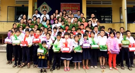 Lãnh đạo và cán bộ chiến sĩ phòng Tham mưu chụp ảnh lưu niệm với thầy trò trường Tiểu học Hòa Phước.