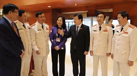 Các đại biểu trao đổi bên lề Đại hội.