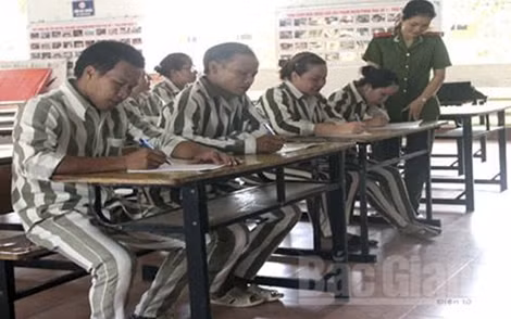 Học văn hóa trong trại giam.