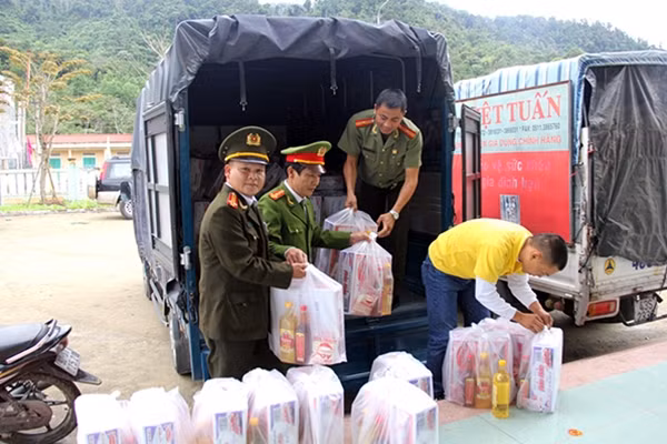 Đoàn Công tác từ thiện Báo CAND trao quà Tết cho đồng bào nghèo tại các xã Tà Pơơ và Cà Dy (huyện Nam Giang, tỉnh Quảng Nam).