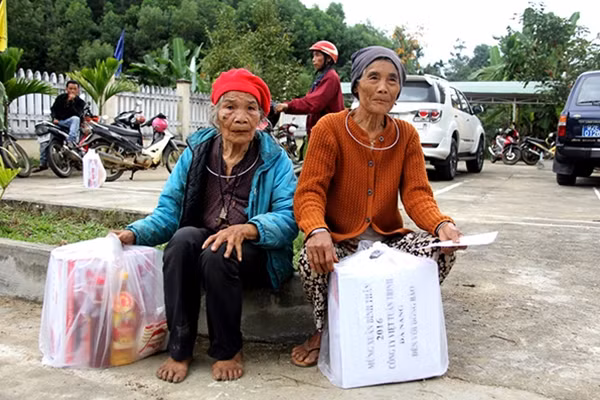 Niềm vui của bà con khi nhận được những gói quà tình nghĩa của Báo CAND.
