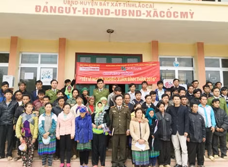Đại diện Báo CAND và Công an huyện Bát Xát trao quà Tết cho người nghèo xã Cốc Mỳ.