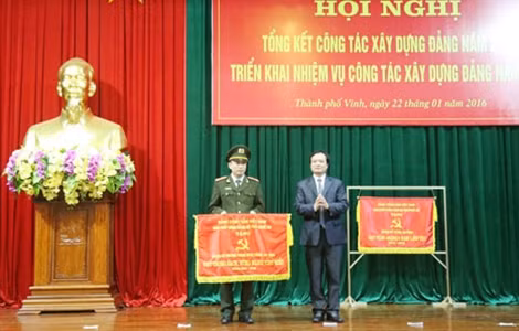 Đồng chí Hồ Phúc Hợp trao Cờ của Ban chấp hành Đảng bộ tỉnh Nghệ An tặng Đảng bộ Phòng Tham mưu Công an tỉnh đạt trong sạch, vững mạnh tiêu biểu năm 2011 – 2015
